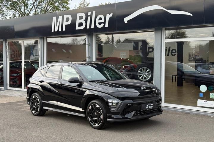 Sort Hyundai Kona fra 2025 set udefra