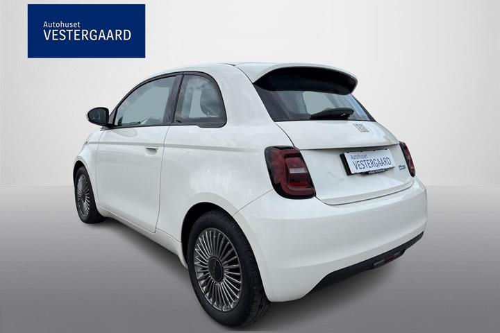 Hvid Fiat 500e fra 2024