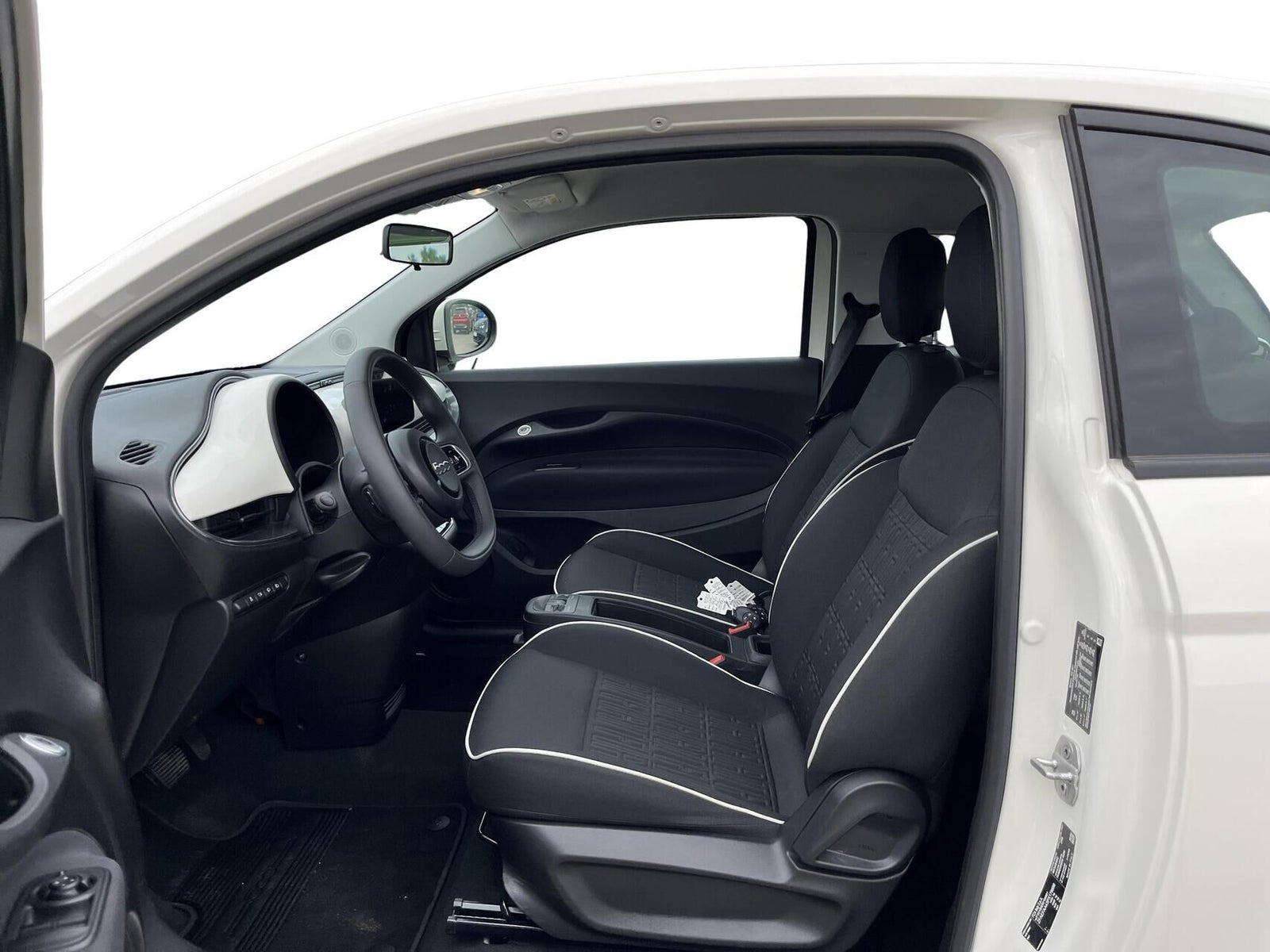 Hvid Fiat 500e fra 2024