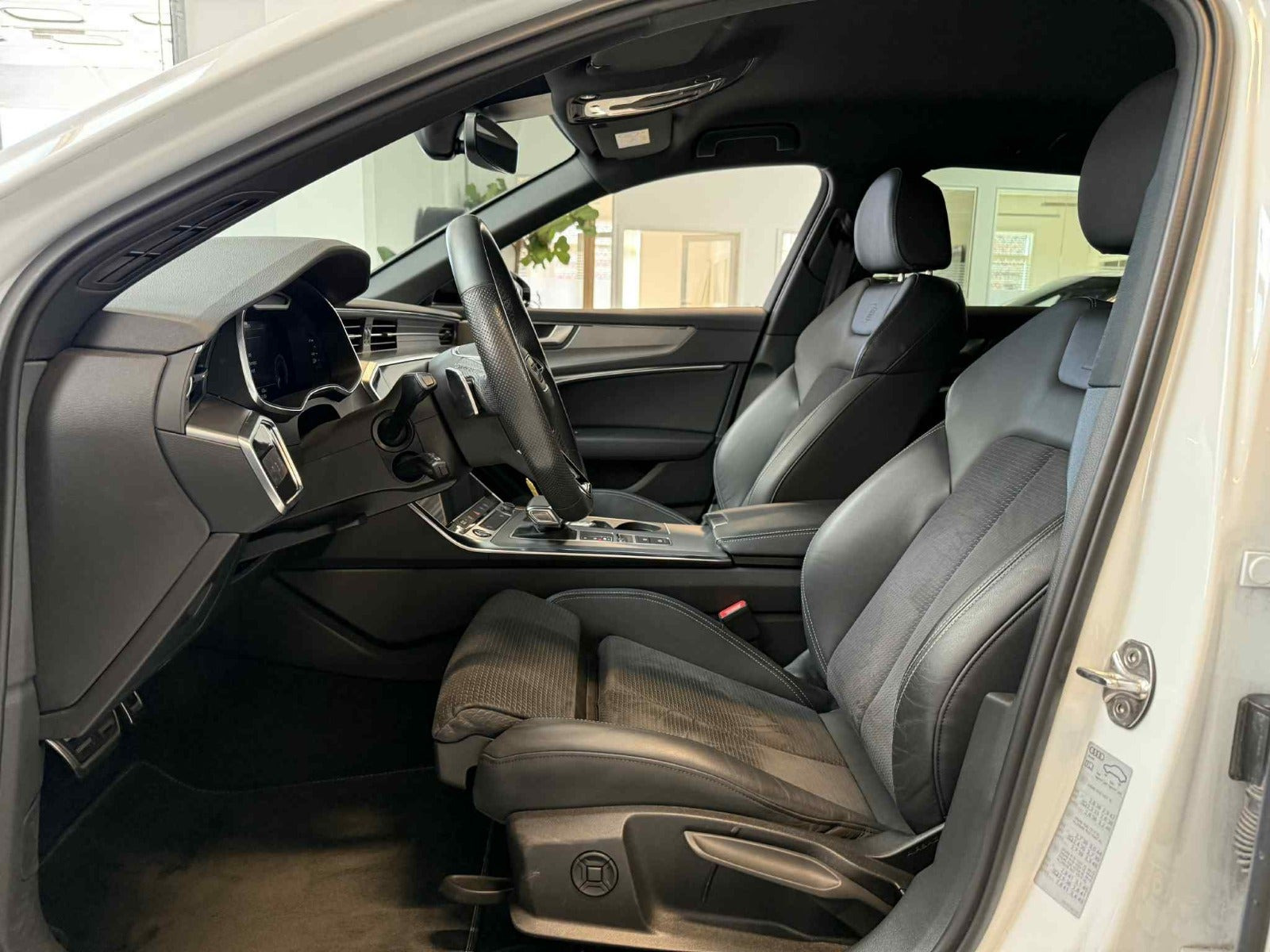Hvid Audi A6 fra 2023