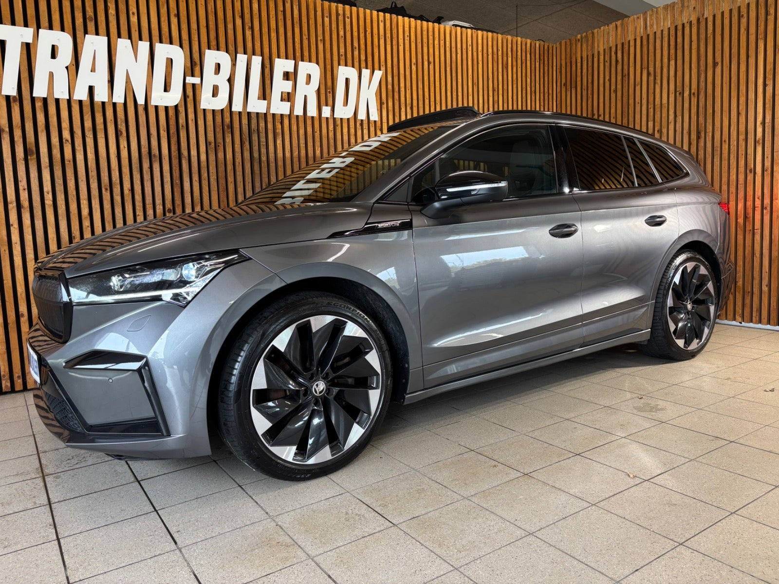 Grå Skoda Enyaq fra 2023
