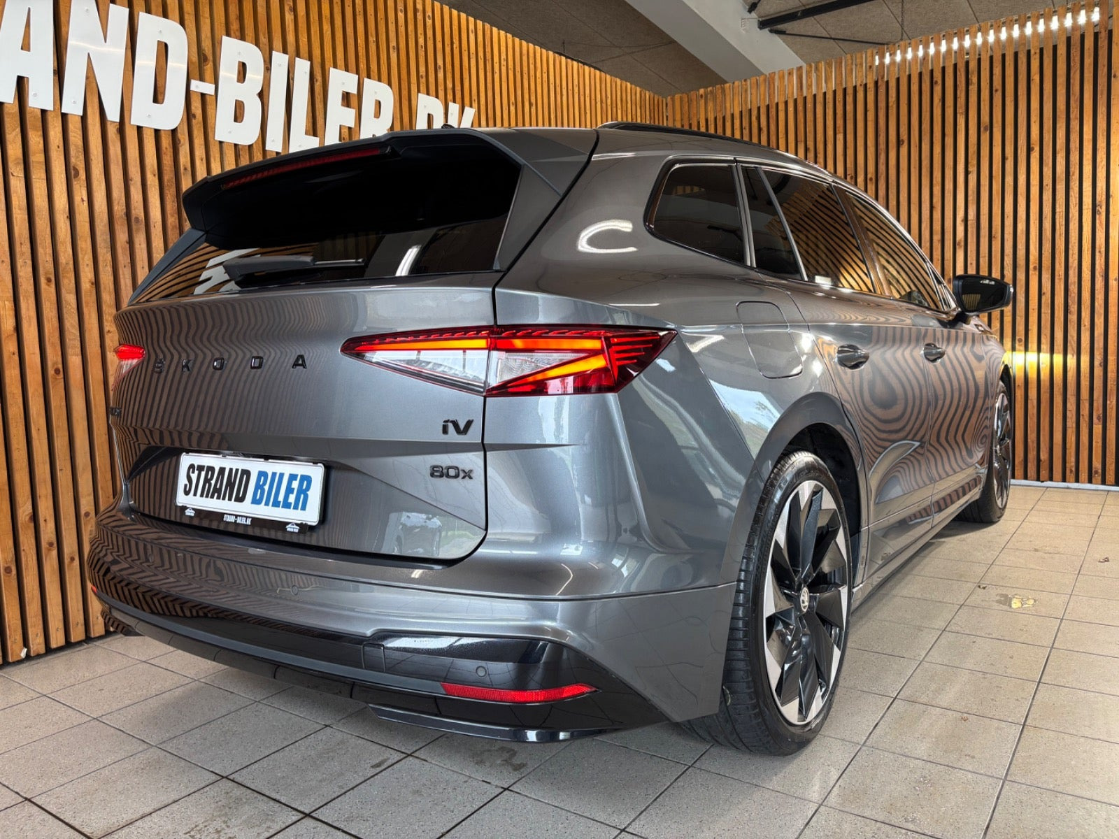 Grå Skoda Enyaq fra 2023