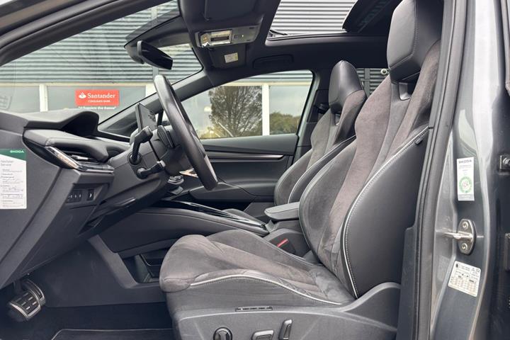 Grå Skoda Enyaq fra 2023