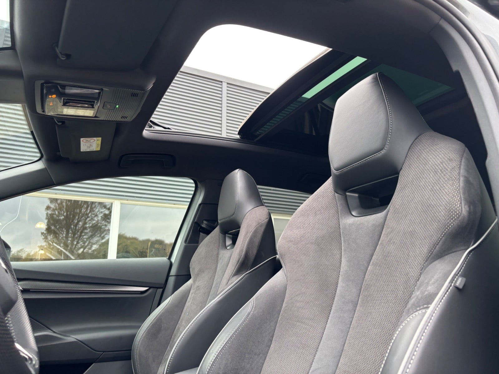Grå Skoda Enyaq fra 2023