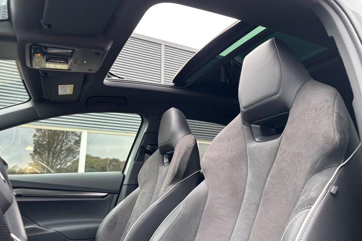 Grå Skoda Enyaq fra 2023