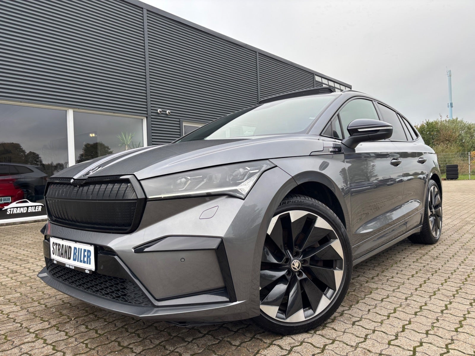 Grå Skoda Enyaq fra 2023