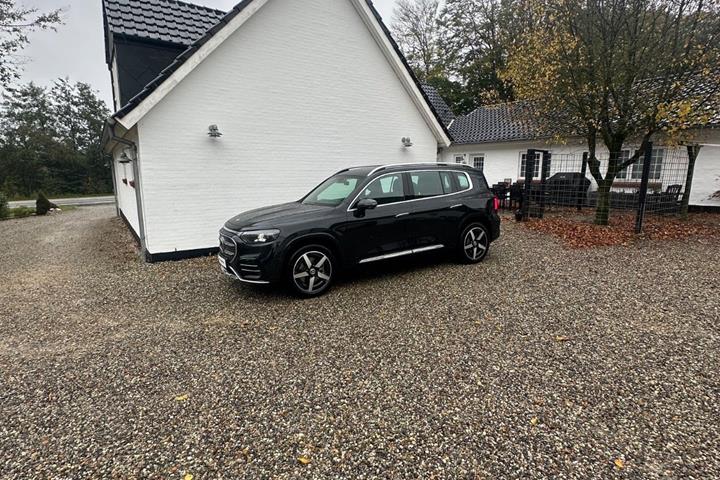 Sort Mercedes GLB250+ fra 2026
