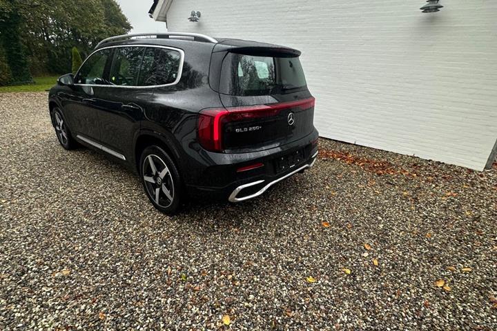 Sort Mercedes GLB250+ fra 2026