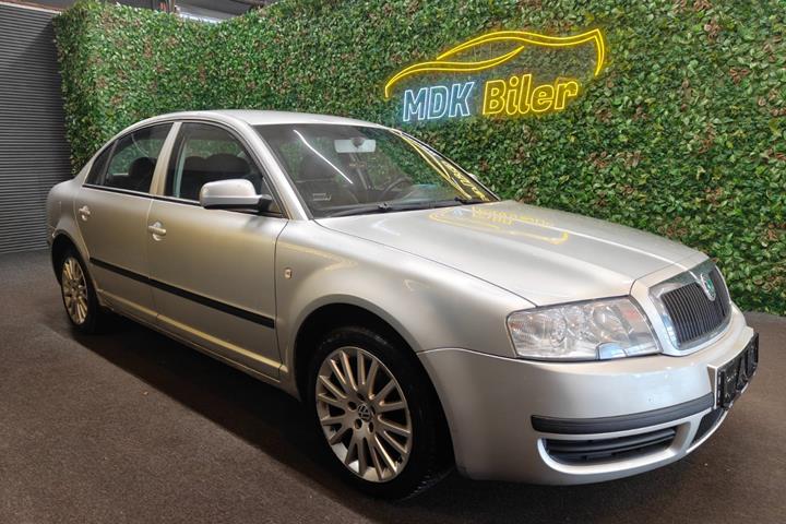 undefined Skoda Superb fra 2003 set udefra