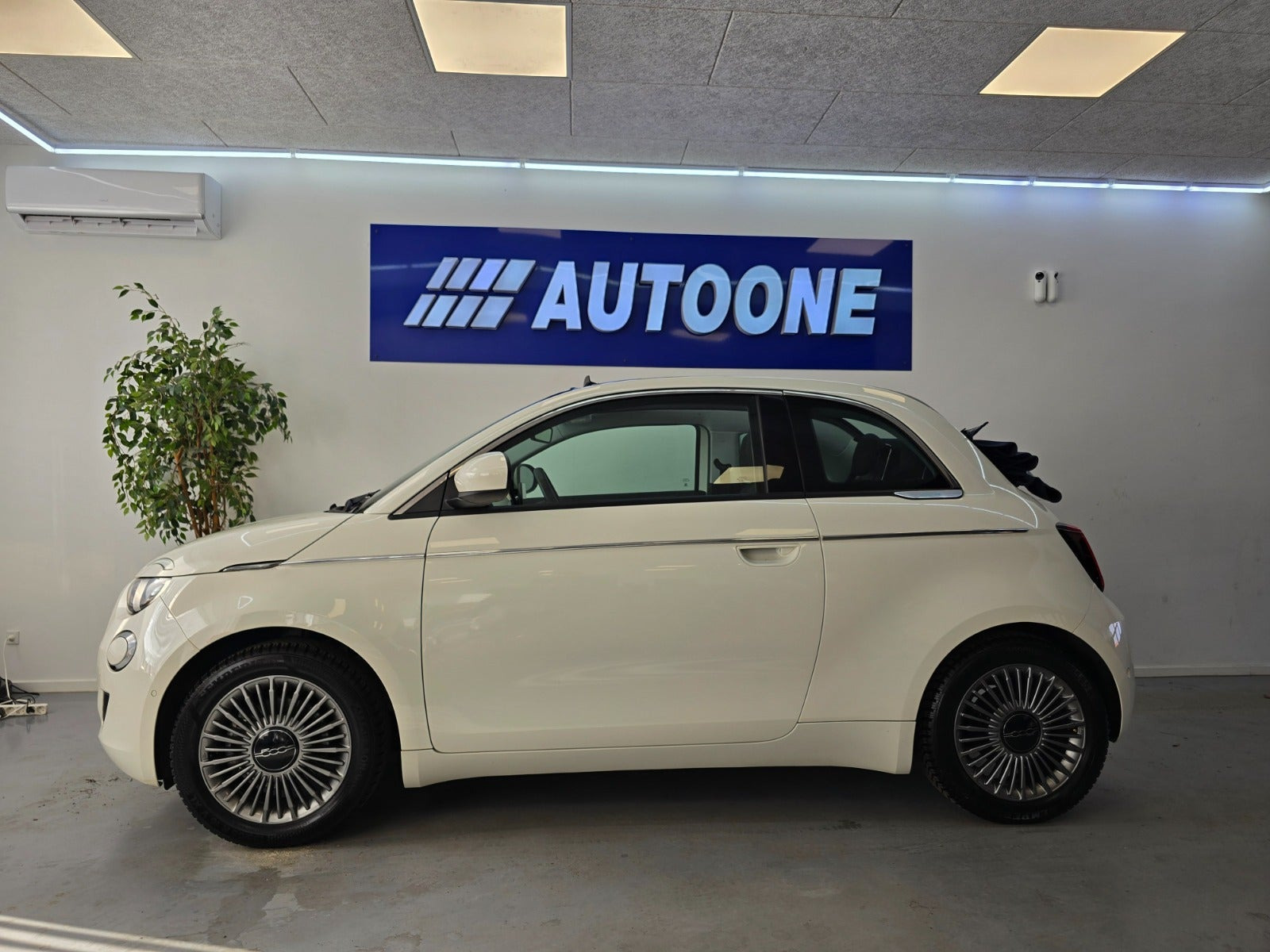 Hvid Fiat 500e fra 2023