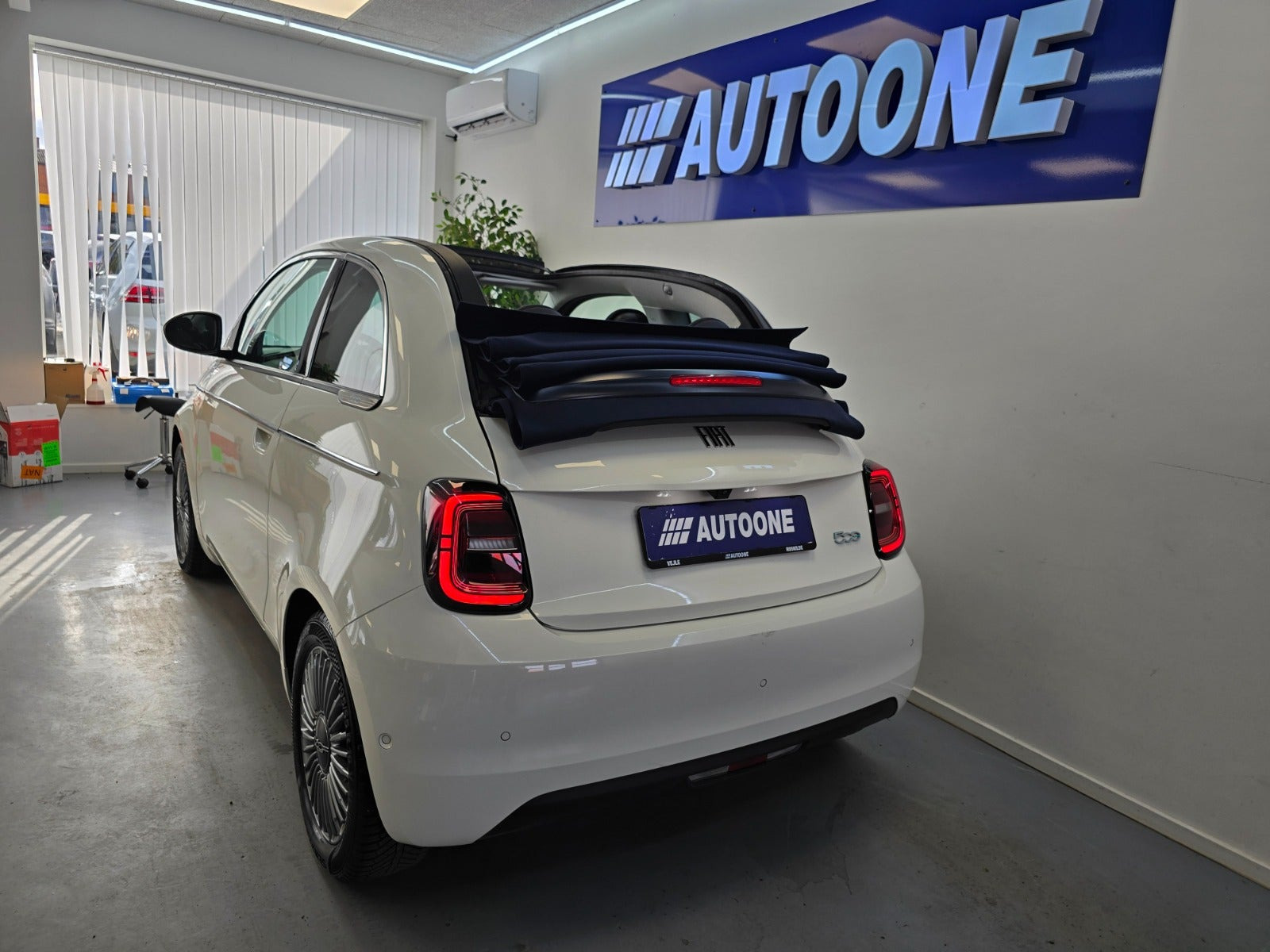 Hvid Fiat 500e fra 2023