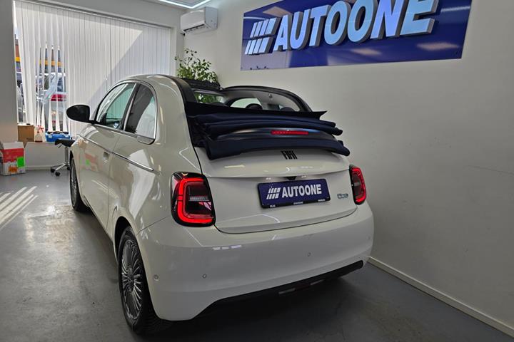 Hvid Fiat 500e fra 2023