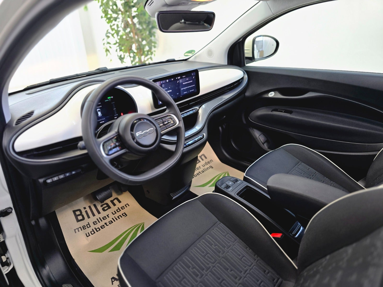 Hvid Fiat 500e fra 2023
