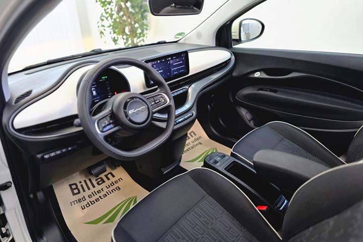 Hvid Fiat 500e fra 2023