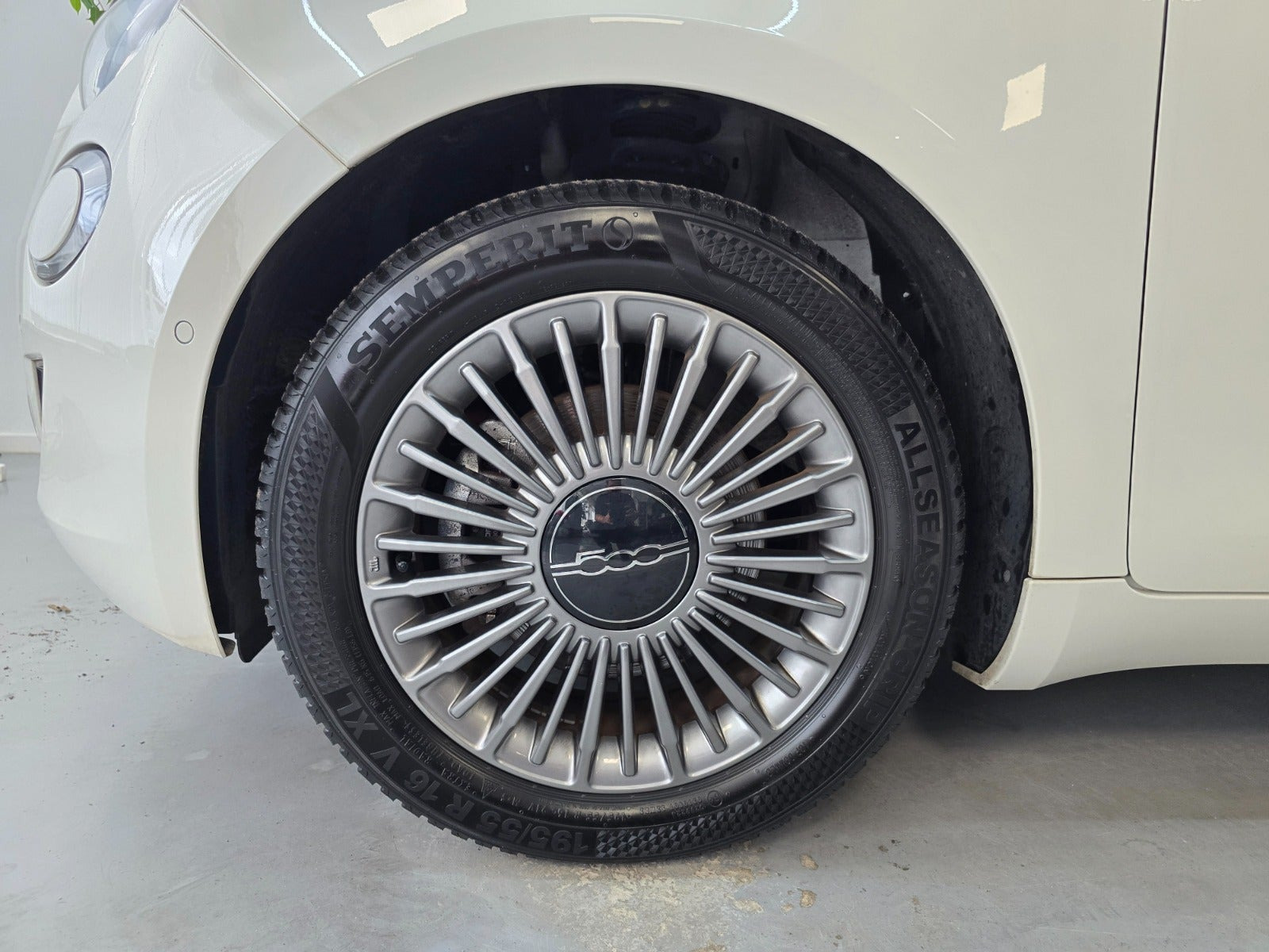 Hvid Fiat 500e fra 2023