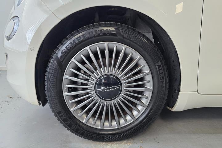 Hvid Fiat 500e fra 2023