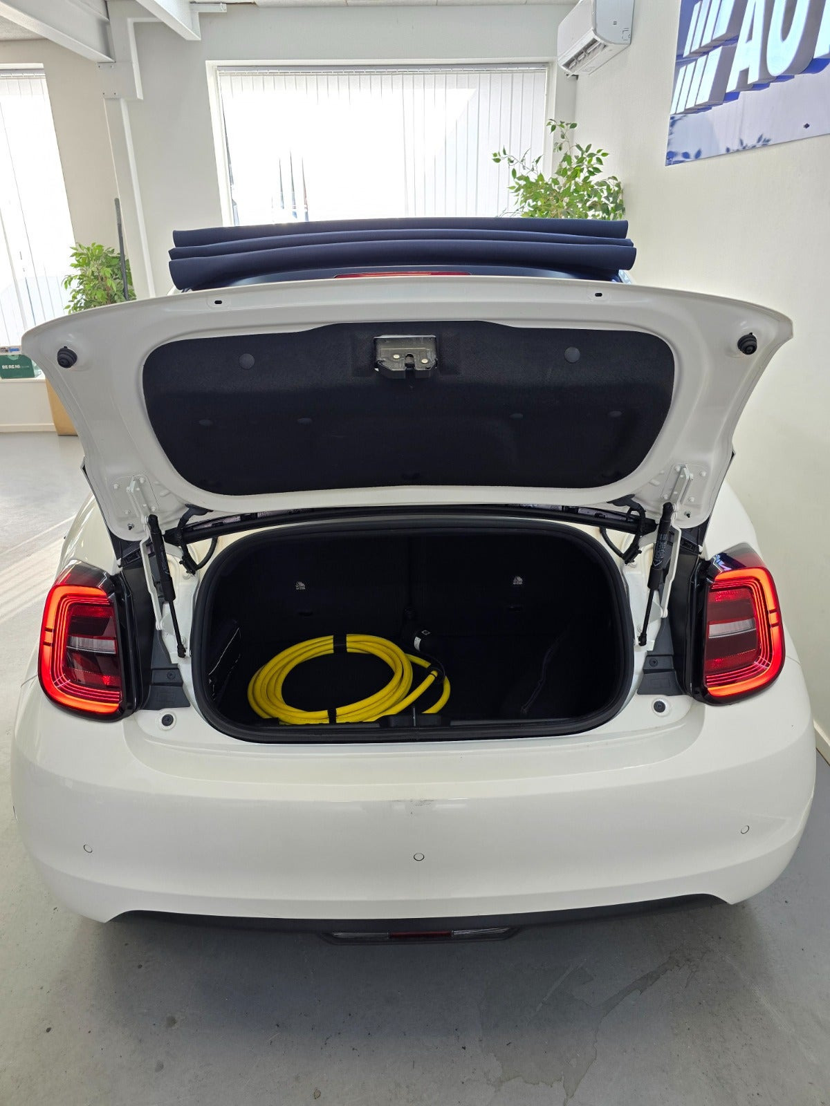 Hvid Fiat 500e fra 2023