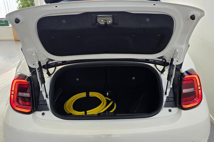 Hvid Fiat 500e fra 2023