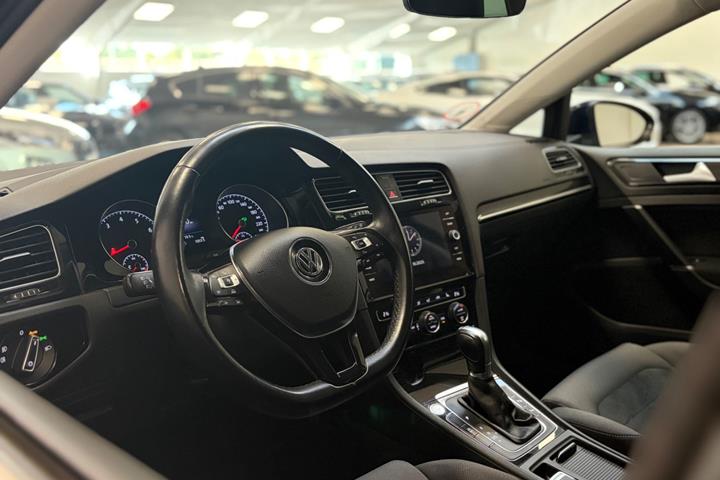 Blå VW Golf VII fra 2018