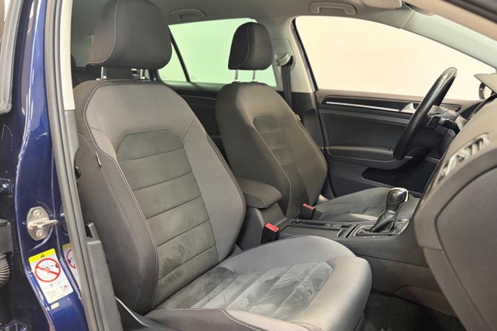 Blå VW Golf VII fra 2018