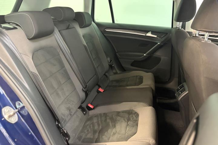 Blå VW Golf VII fra 2018