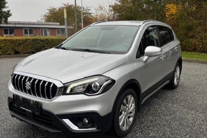 Sølv Suzuki S-Cross fra 2018