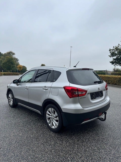 Sølv Suzuki S-Cross fra 2018