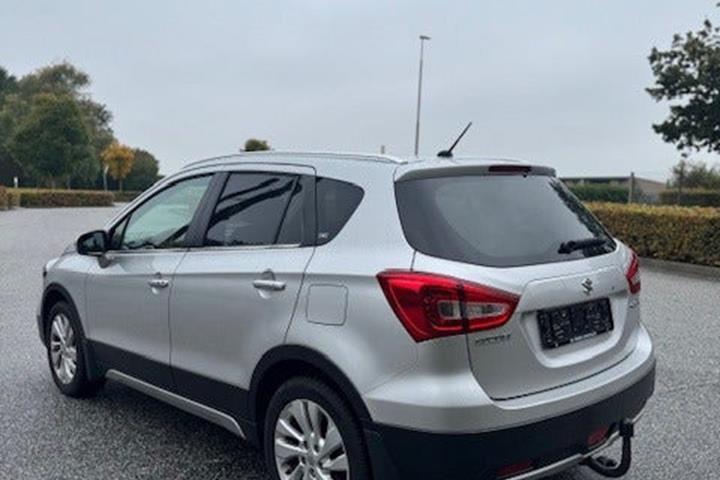 Sølv Suzuki S-Cross fra 2018