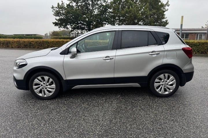 Sølv Suzuki S-Cross fra 2018