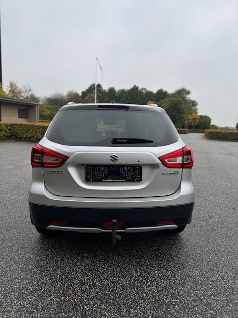 Sølv Suzuki S-Cross fra 2018