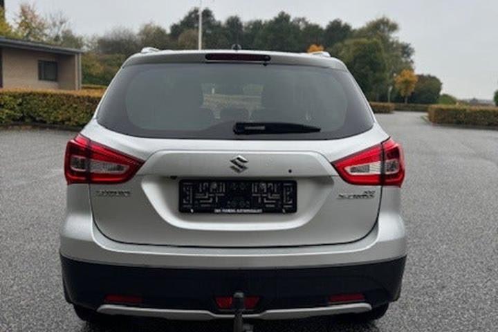 Sølv Suzuki S-Cross fra 2018