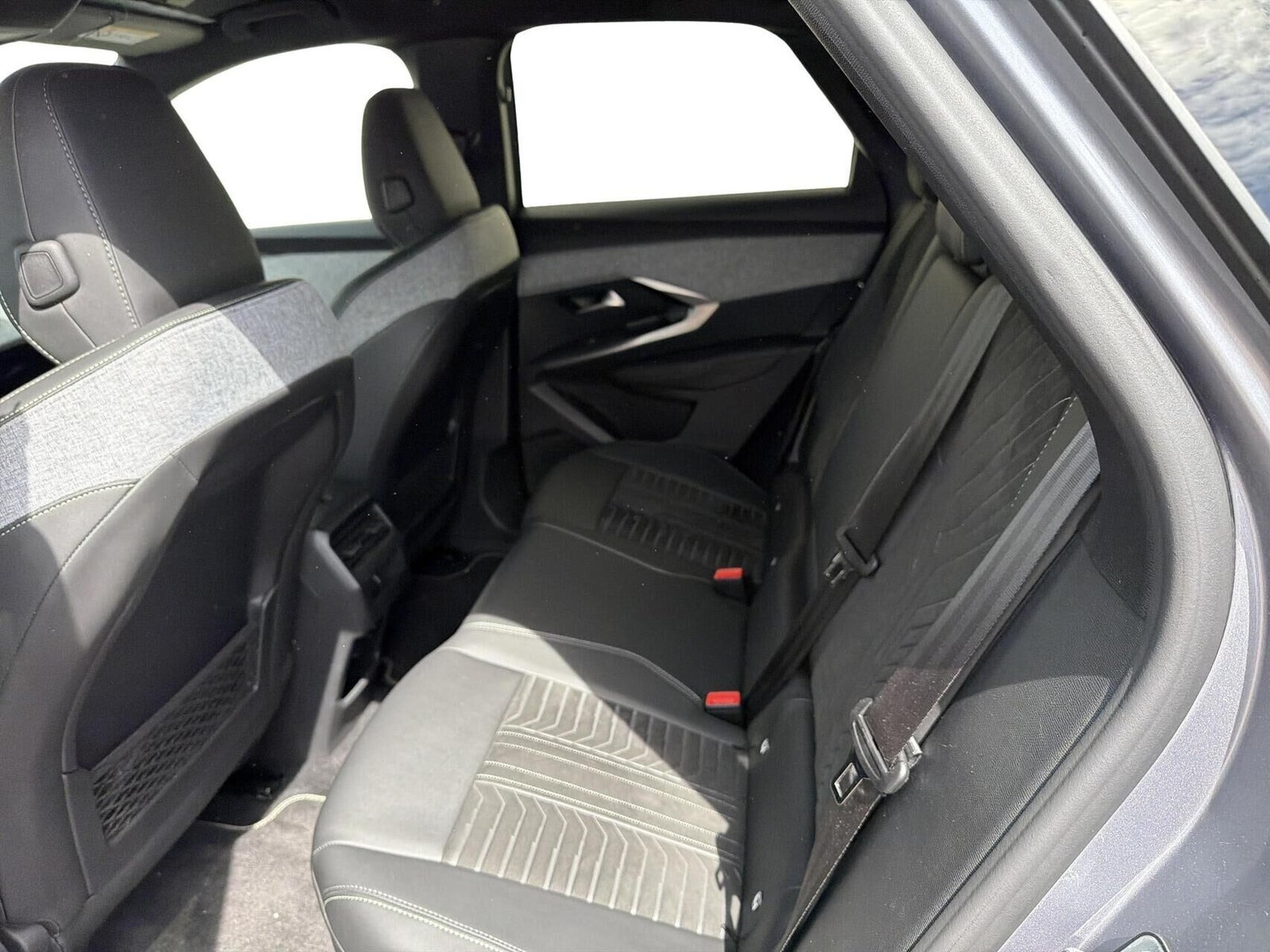 Grå Peugeot e-3008 fra 2025