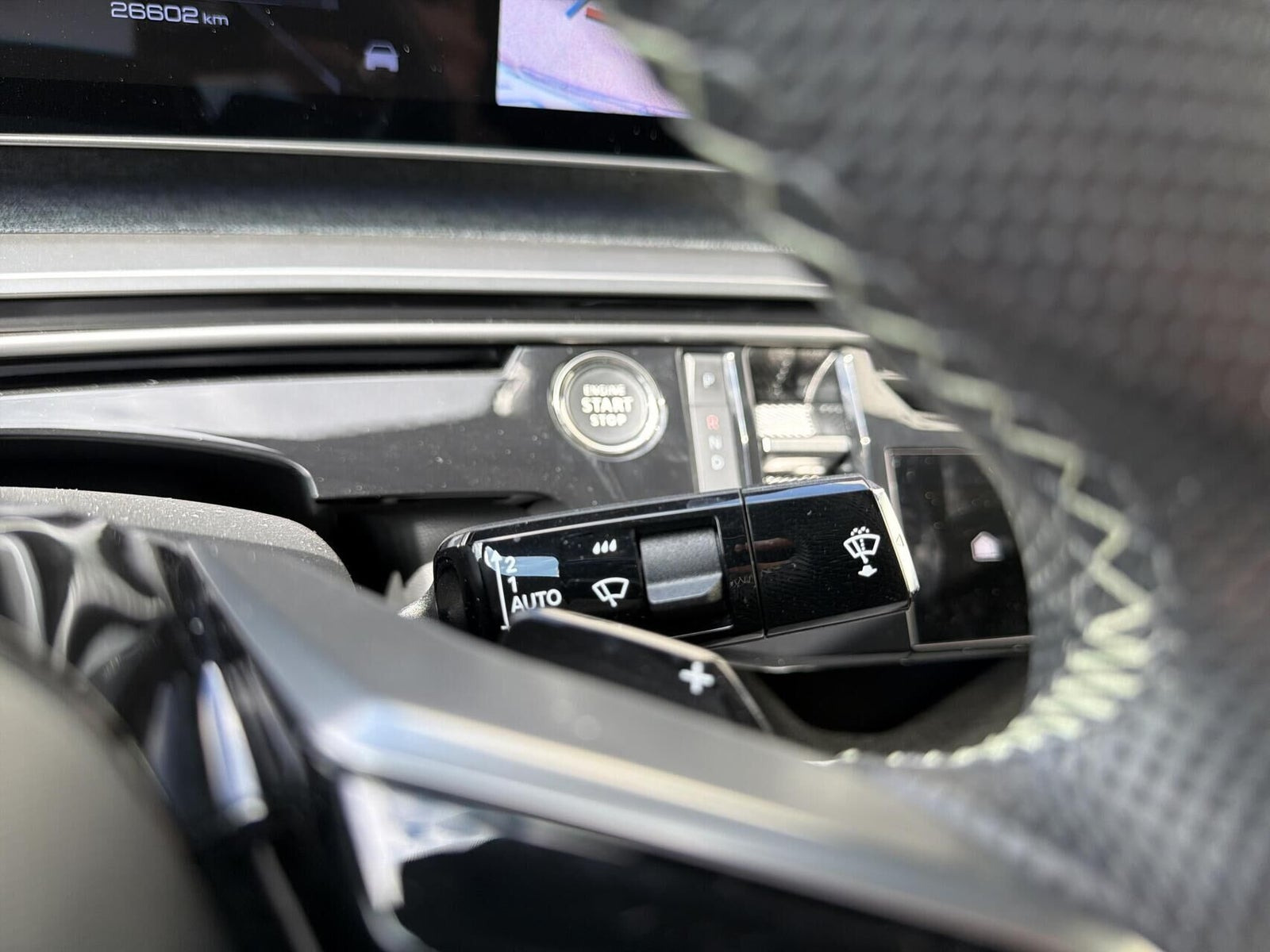Grå Peugeot e-3008 fra 2025