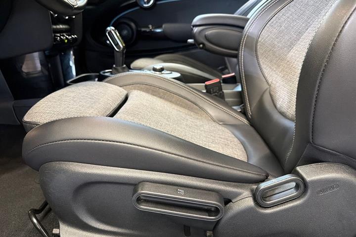 Sølv Mini Cooper SE fra 2023