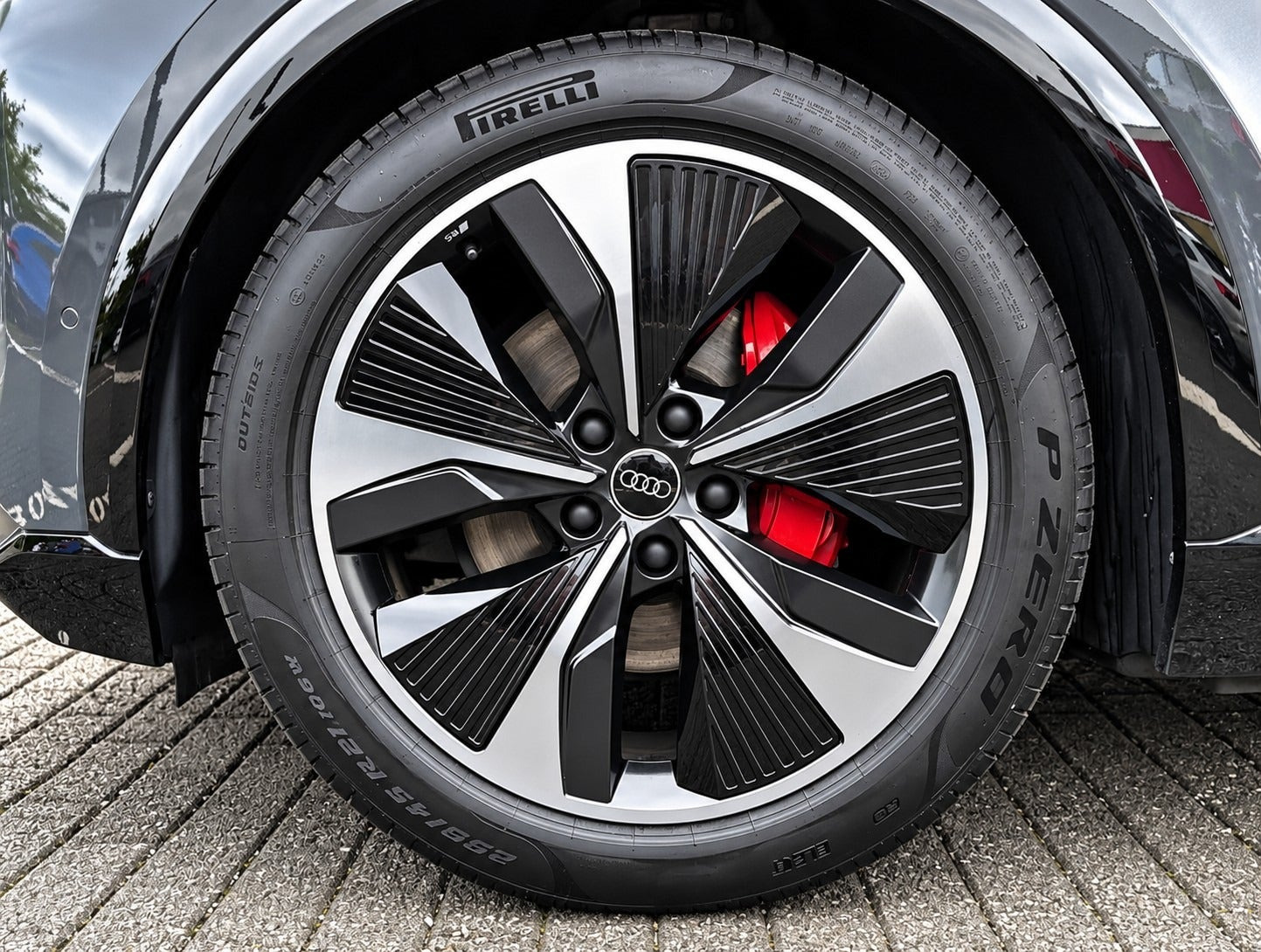 Grå Audi Q6 e-tron fra 2024