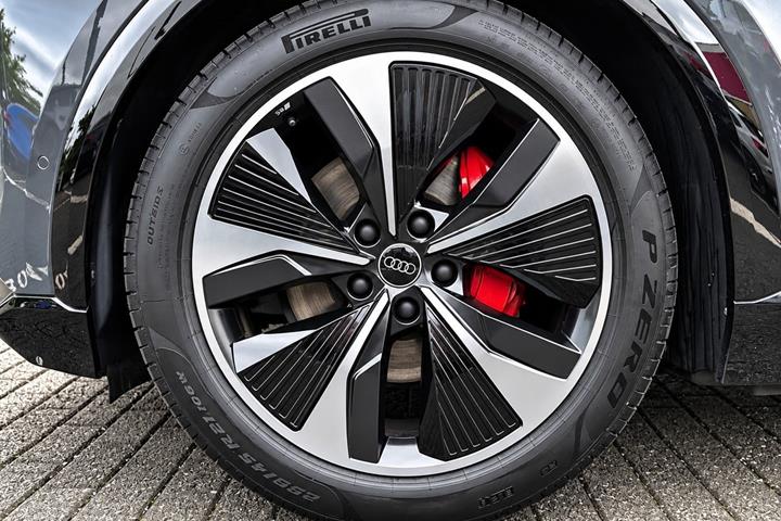 Grå Audi Q6 e-tron fra 2024