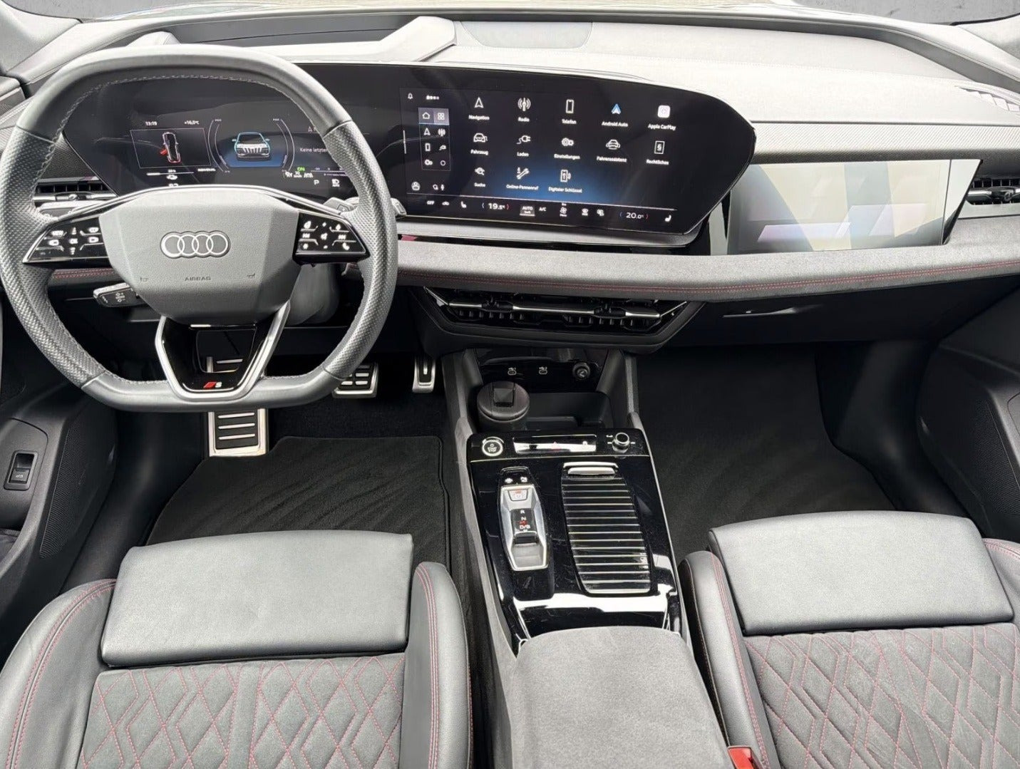 Grå Audi Q6 e-tron fra 2024