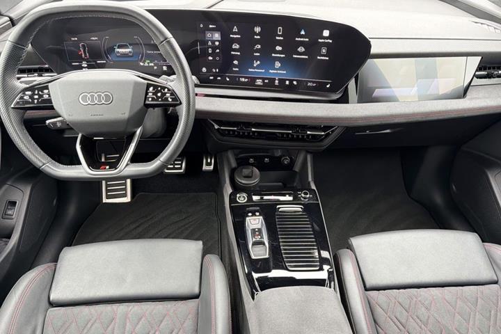 Grå Audi Q6 e-tron fra 2024