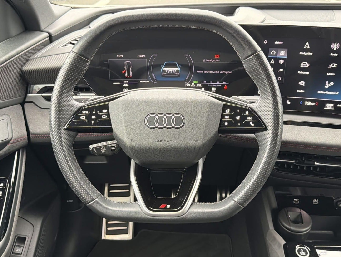Grå Audi Q6 e-tron fra 2024