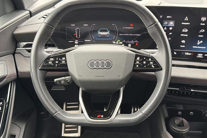 Grå Audi Q6 e-tron fra 2024
