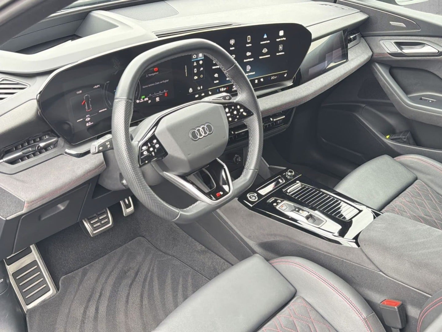 Grå Audi Q6 e-tron fra 2024