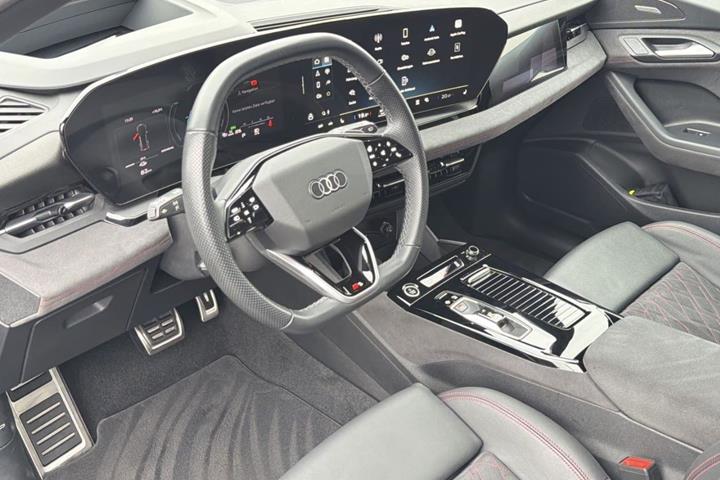 Grå Audi Q6 e-tron fra 2024