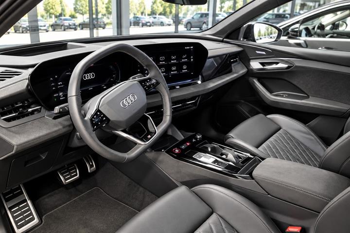 Blå Audi SQ6 e-tron fra 2024
