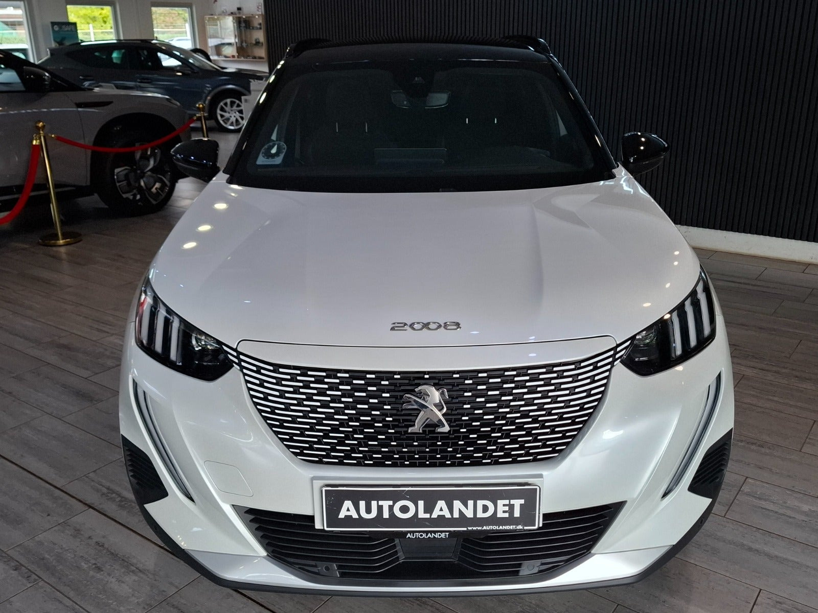 Hvid Peugeot e-2008 fra 2023