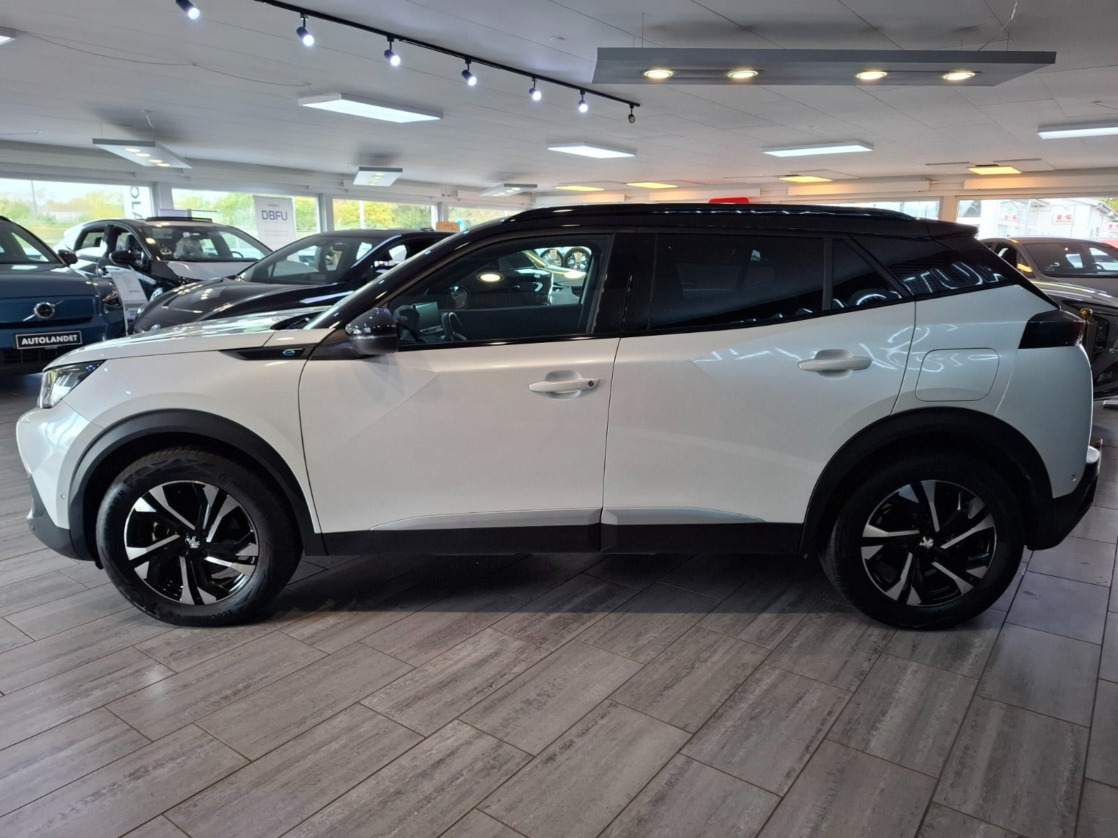 Hvid Peugeot e-2008 fra 2023