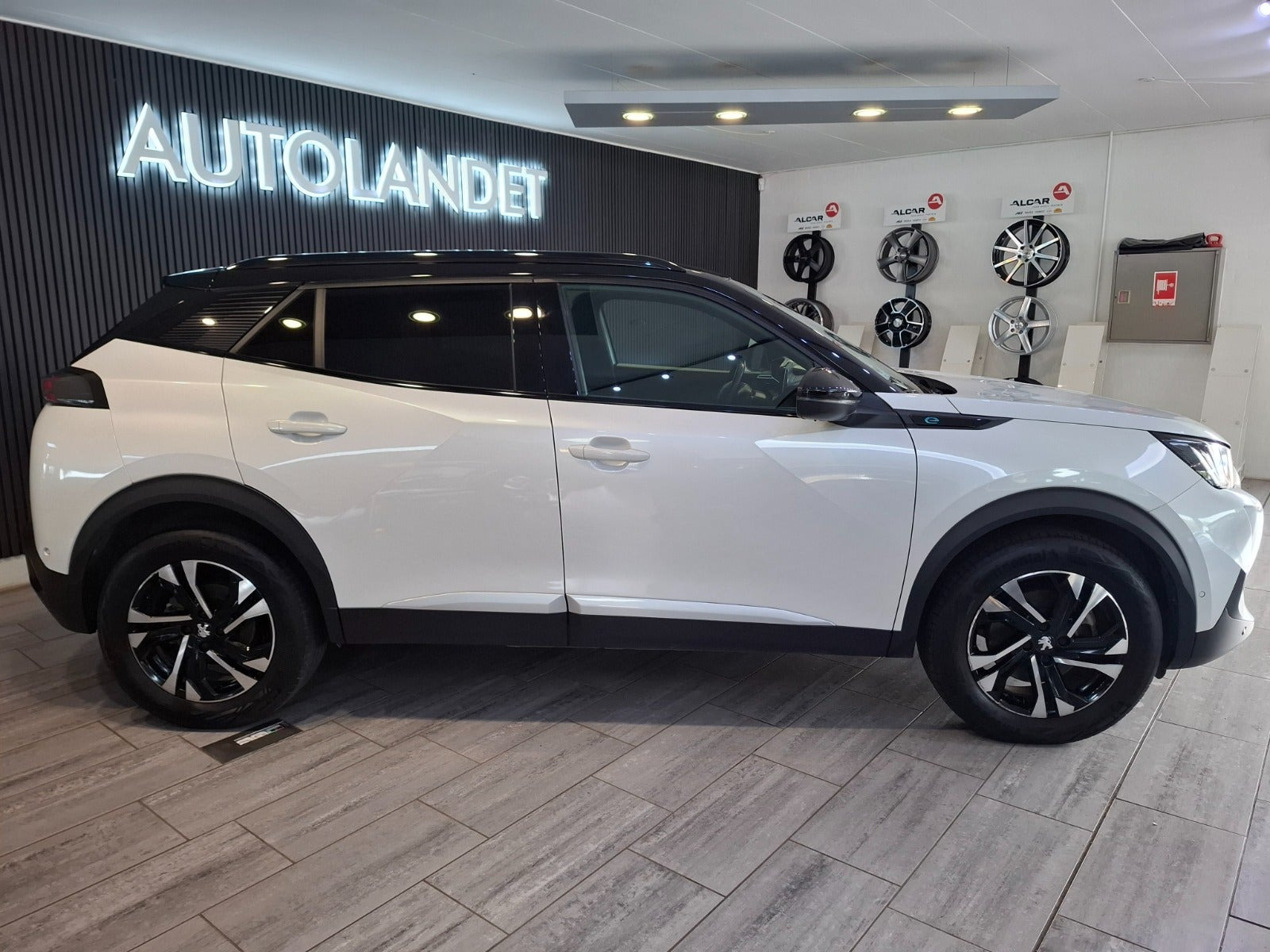 Hvid Peugeot e-2008 fra 2023