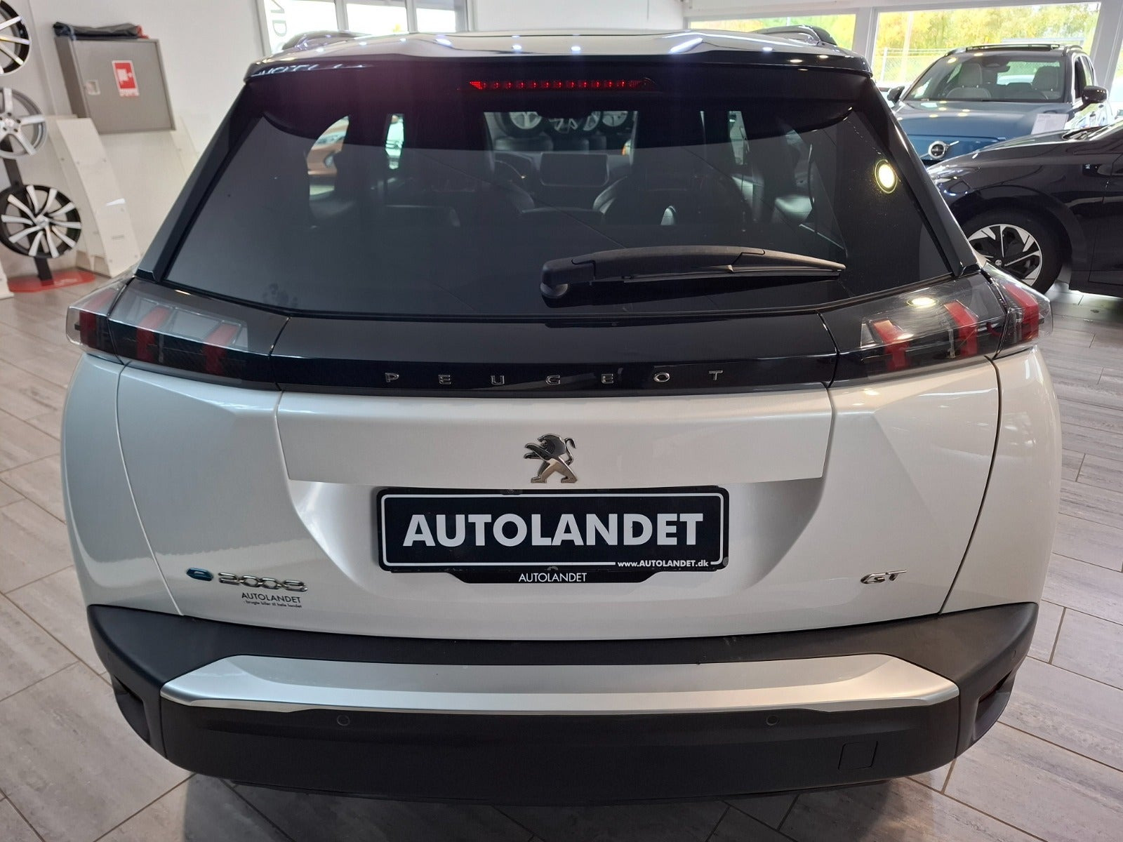 Hvid Peugeot e-2008 fra 2023