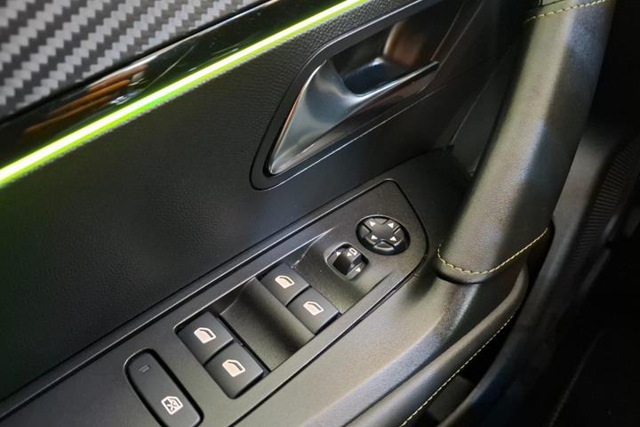 Hvid Peugeot e-2008 fra 2023