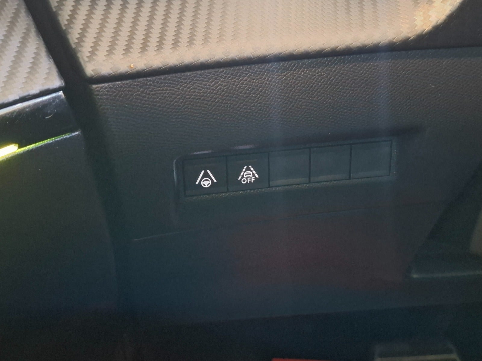 Hvid Peugeot e-2008 fra 2023