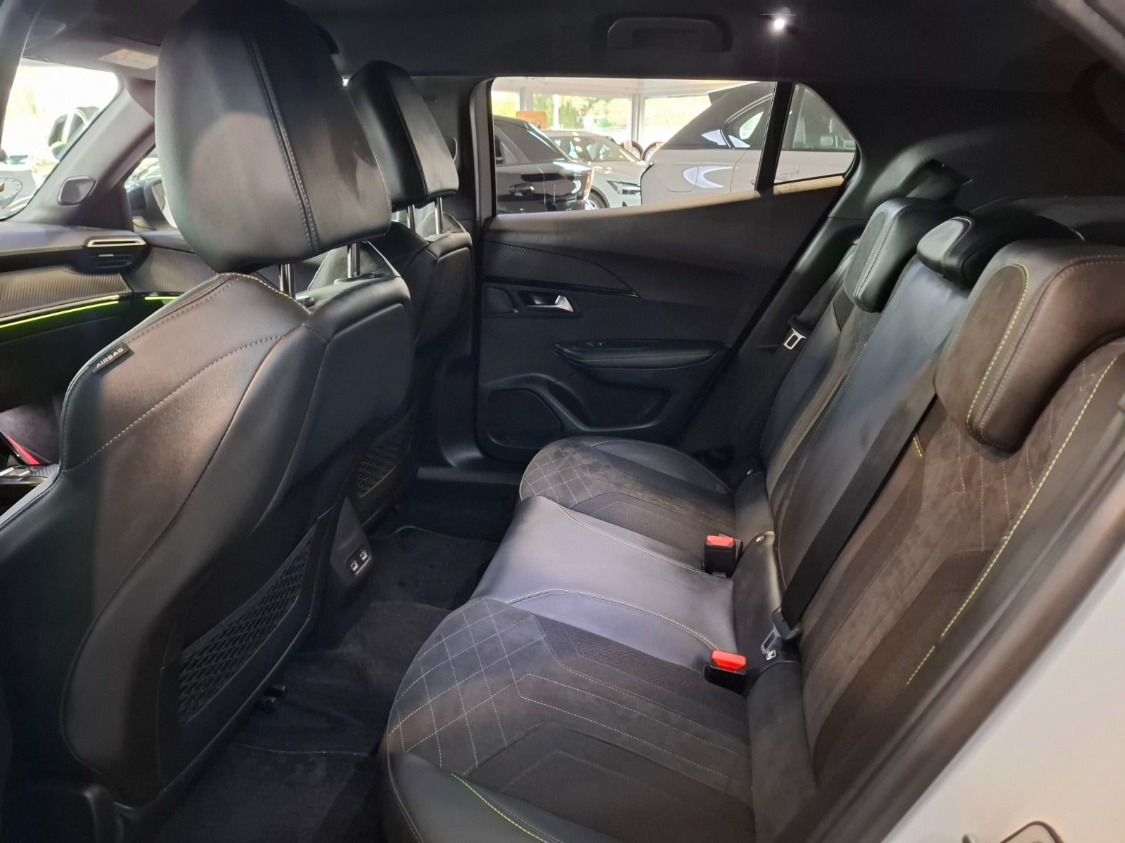 Hvid Peugeot e-2008 fra 2023
